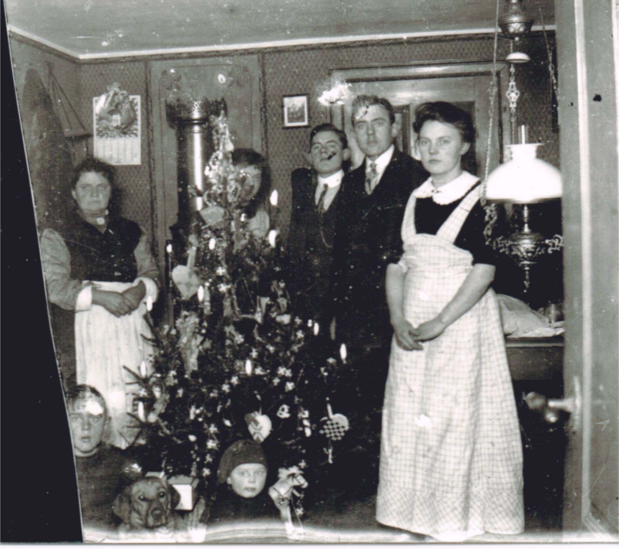 Jul hos Søren Peter og tv.Ane kirstine Nielsen. th olga Sørensen og søskende omk.1908