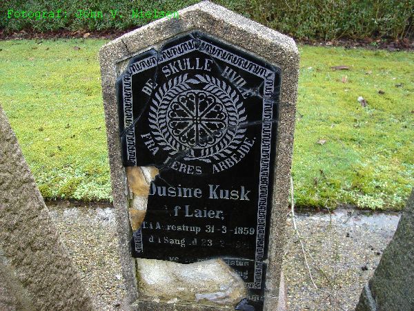 Dusine Kusk f. Laier. Thorning Kirkegård