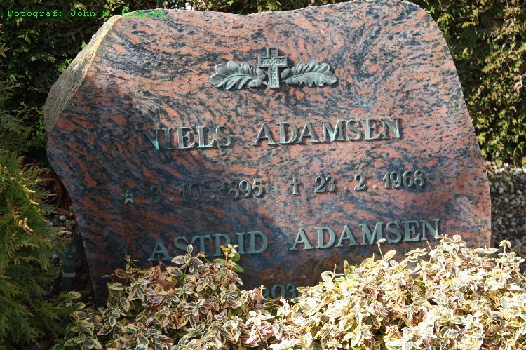 Niels Adamsen, Vium kirkegård