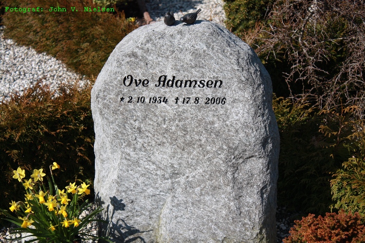 Ove Adamsen. Vium Kirkegård