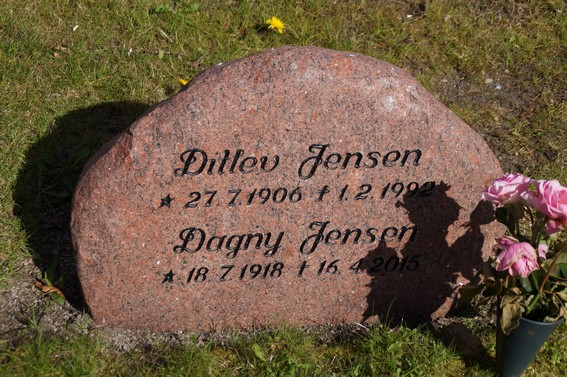 Niels Peder Ditlev Jensen-Dagny Marie Brunebjerg. Hogager Kirkegård