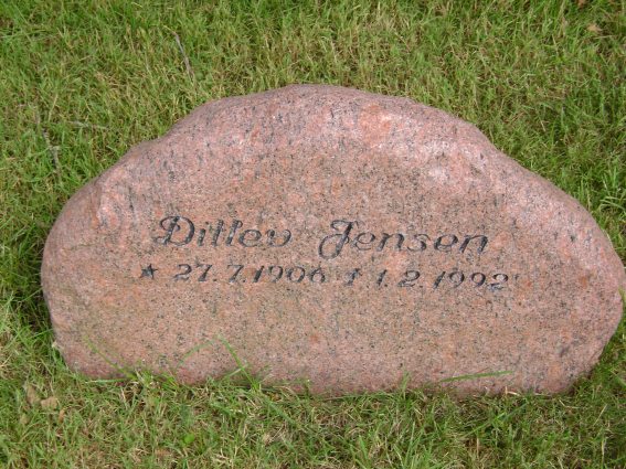 Ditlev Jensen, Hogager Kirkegård