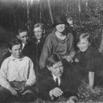 Aksel Og Magda omgivet af søskende