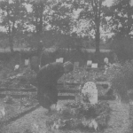 Arine ved sin mands gravsted på Uth Kirkegård