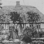 Arine og hendes far Peter Jensen, Foran huset i Sejet i 1920erne
